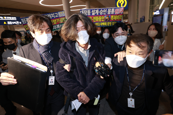 미국에 체류 중이던 대장동 개발 로비·특혜 의혹의 핵심 인물 남욱 변호사가 18일 오전(한국시간) 인천국제공항 제2여객터미널로 귀국해 체포된 뒤 공항을 빠져나가고 있다. 〈관계기사 3면·본국지〉 [연합] 