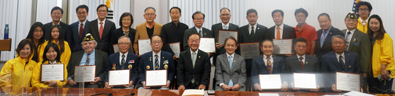   지난 4일 LA 총영사관에서 열린 기념비 건립 기금 기부자 감사패 전달식 참석자들. 맨 앞줄 왼쪽 여섯 번째부터 노명수 건립위 회장, 박경재 총영사. [총영사관 제공]              