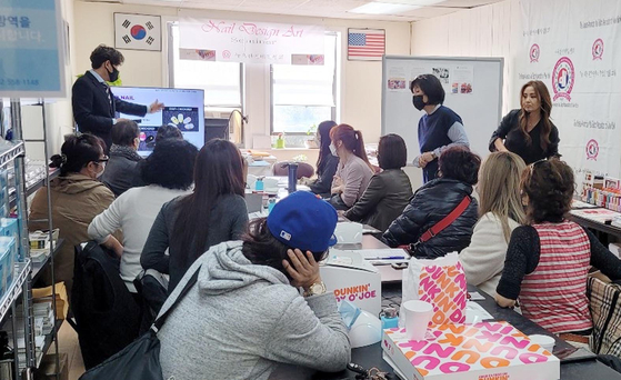 뉴욕한인네일협회(회장 이상호)가 8일 협회 사무실에서 사전 신청자들을 대상으로 젤네일 세미나를 개최했다. 이번 세미나는 뉴욕한인네일협회와 뉴저지네일협회가 회원들의 기술 발전을 지원하기 위해 공동으로 개최하는 것으로, 9일에는 뉴저지네일협회에서 세미나가 이어진다. [뉴욕한인네일협회] 