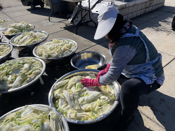 지난 13일 오전 노크로스 애틀랜타한인회관에서 한인회 관계자가 배추를 절이고 있다.