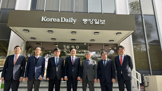 수협중앙회 임준택 회장과 지역 조합장들이 수협 수산물 미주시장 확장을 위해 LA를 방문했다. 왼쪽부터 김규옥(수협감사위원장), 노동진(진해수협), 최요한(보령수협), 임준택(수협중앙회장), 권중천(냉동냉장수협), 조창남(인천수협), 양동욱(수협중앙회 상임이사). 김상진 기자 