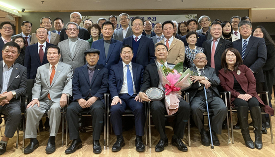 뉴욕한인회(회장 찰스 윤)가 29일 장원삼 주뉴욕총영사 송별회를 개최했다. 30여 명의 주요 한인 단체장 및 관계자들이 참석한 이날 행사는 재임기간 동안 동포사회를 위해 노력한 장 총영사에게 감사 인사를 전하고 한인사회와의 석별의 정을 나누는 자리가 됐다. 12월 1일 이임하는 장 총영사는 송별회를 주최한 뉴욕한인회 및 한인 동포사회에 감사를 표하고 낙후된 한인회관의 재건축을 위해 써달라며 사비 1만 달러를 전달했다.