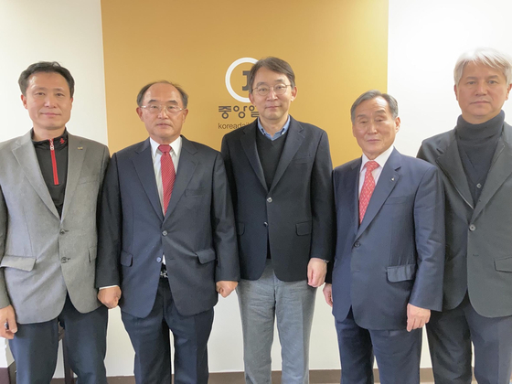 4일 열리는 중앙대학교 대뉴욕지구 동문회 송년회 ‘중앙인의 밤’홍보를 위해 본사를 방문한 윤형원 중앙대 본교 대외협력팀장(왼쪽부터), 최원철 뉴욕동문회장, 박상규 중앙대 총장, 권오문 뉴욕동문회 이사장, 강용원 뉴욕동문회 부회장이 뉴욕·뉴저지 등 동부지역 동문들의 많은 참석과 협조를 당부했다.