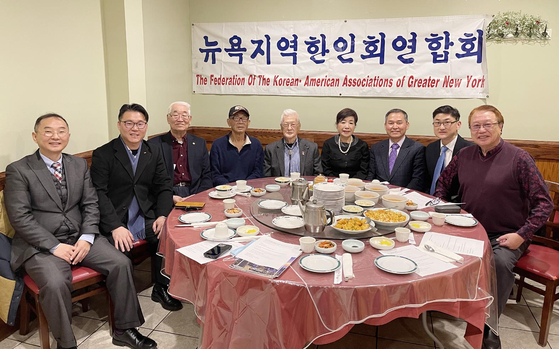  뉴욕지역한인회연합회(의장 이 에스더.오른쪽 네 번째)가 7일 퀸즈 베이사이드 송산 식당에서 월례회를 개최했다. 이날 월례회에서는 ▶12월 중 더나눔하우스 후원 ▶내년 6월경 미한국전참전용사총협이 주최하는 참전용사 보은잔치 후원 및 참여 ▶각 지역한인회 행사에 적극 협조할 것 등을 협의했다. [뉴욕지역한인회연합회]