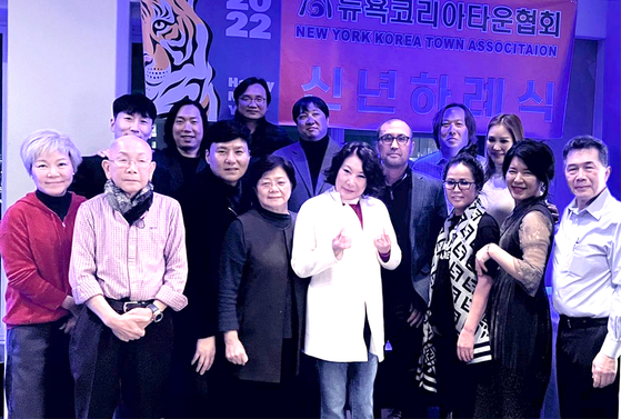 뉴욕코리아타운협회(New Yrok Korea Town Association)는 지난 21일 뉴욕시 맨해튼 가온누리에서 2022년 신년하례식을 개최했다. 이 자리에는 이영희 회장(왼쪽에서 5번째)·문준호 이사장(세 번째)·박혜화 전 회장(왼쪽 네 번째) 등 집행부 주요 임원들이 참석해 지난 한해를 마무리하고, 호랑이 해인 올해도 협회의 발전과 회원들 모두의 건강과 사업의 번영을 기원하며 힘차게 출발했다. [뉴욕코리아타운협회]