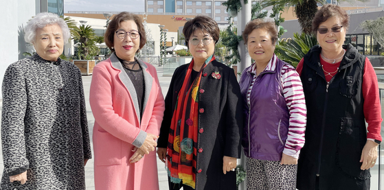 아리랑합창단 임원진. 왼쪽부터 곽 요안나 감사, 노혜숙 지휘자, 김경자 단장, 김영순 부단장, 차귀옥 재무. 