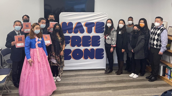 민권센터와 플러싱상공회의소가 공동으로 플러싱 ‘증오범죄 방지구역(Hate Free Zone)’ 활동을 시작한다. 3일 기자회견에서 이들은 플러싱 주민과 업주들에 동참할 것을 호소하면서 다국어로 제작된 포스터와 전단을 배포한다고 전했다. 포스터와 전단에는 증오범죄 목격시 신고방법과 지원받을 수 있는 내용이 담겨있다. 뉴욕가정상담소·뉴욕한인네일협회·뉴욕한인봉사센터·시민참여센터·아주인평등회·유니온스트리트소상인협회·퀸즈YWCA 등이 함께했다. [민권센터] 