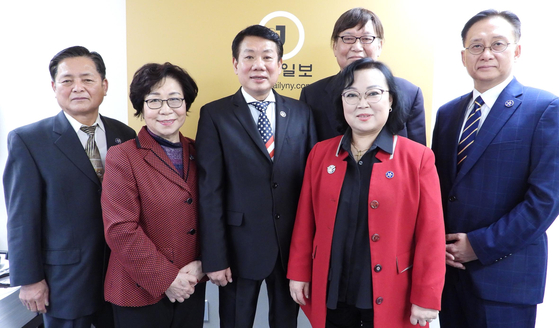 오는 12일 열리는 뉴저지 경찰지원 시험등록 세미나를 홍보하기 위해 본사를 방문한 뉴저지한인경찰자문위원회 정영열 회장(왼쪽 세 번째) 등 관계자들이 많은 학생·학부모들의 참여를 당부했다.