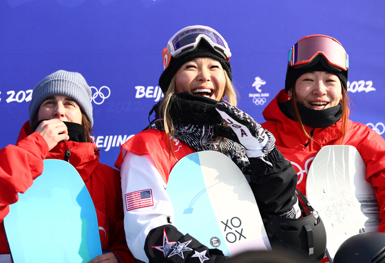 남가주 출신의 스노보드 미국대표 클로이 김이 9일 열린 2022 베이징동계올림픽 스노보드 여자 하프파이프에서 금메달을 획득 올림픽 2연패의 위업을 달성했다. 클로이 김은 지난 2018년 평창동계올림픽에서도 스노보드 역사상 최연소로 올림픽 금메달을 획득했었다.  [로이터]