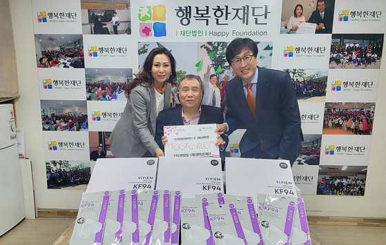 구자권 쌍방울그룹 부회장(오른쪽)과 정하균 행복한재단 회장(가운데)이 지난달 26일 여의도 행복한재단 회관에서 김민선 미주한인이민사박물관장에게 KF94 마스크 10만장을 기부했다. 이 자리에서 구 부회장과 정 회장은 김 관장이 힘쓰고 있는 아시안역사교육 의무화를 통해 혐오범죄 방지에 도움이 되기를 바라는 마음에서 뉴욕시 교사노조(UFT)를 대상으로 한 마스크 기부 프로젝트에 동참하게 됐다고 전했다. [미주한인이민사박물관]