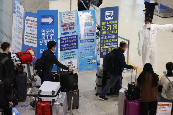 인천국제공항 제1터미널에서 해외 입국자들이 이동하고 있다. 오는 21일부터 국내외에서 코로나19 백신 접종을 완료하고, 접종 이력을 등록한 해외 입국자들은 자가격리 의무가 면제된다. /연합뉴스