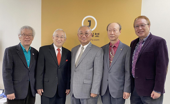 18일 뉴욕중앙일보를 방문한 재미자유대한민국 뉴욕애국연대 측이 향후 지속적인 활동을 다짐했다. 오른쪽부터 문용철 뉴욕본부장, 민경원 부본부장, 정영식 뉴욕본부장, 황일봉 미주본부 대표, 박윤용 부본부장.