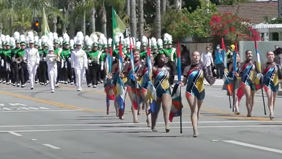 많은 한인이 거주하는 라팔마 시가 지난달 30일 개최한 제1회 다문화축제(Festival of Nations)가 성황을 이뤘다. 관람객들은 다양한 놀이 기구와 먹거리, 각종 공연, 공예 및 예술품 전시, 카니발 게임 등을 즐겼다. 케네디 고교 학생들이 퍼레이드 행렬을 선도하고 있다. [유튜브 동영상 캡처]