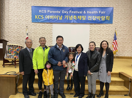 7일 퀸즈 베이사이드 뉴욕한인봉사센터(KCS)에서 열린 KCS 어버이날 기념 축제 및 건강박람회에 참석한 지역 정치인들. 왼쪽 두 번째부터 존 리우 뉴욕주상원의원, 론 김 뉴욕주하원의원, 김명미 KCS 회장, 샌드라 황 뉴욕시의원, 린다 이 뉴욕시의원. [사진 KCS]