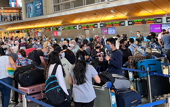 한국 방문 한인들이 급증하며 항공권 품귀에 가격도 급등하고 있는 것으로 나타났다. LA국제공항에 몰린 여행객들. 김상진 기자