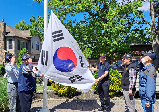 뉴저지 재미월남참전전우회는 17일 뉴저지주 포트리에 있는 6·25전쟁 기념공원에 게양된 태극기를 새 것으로 바꾸는 교체식을 가졌다. 재미월남참전전우회는 월남의 자유와 평화를 위해 파병돼 생명을 걸고 싸웠던 참전용사들 모임으로 국가와 전쟁의 역사적 가치를 알리는 주요 행사와 함께 회원들의 권익을 위한 활동을 하고 있다. [뉴저지 재미월남참전전우회]