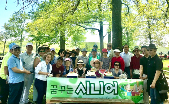 뉴저지 하베스트교회에서 운영하고 있는 시니어학교는 지난 21일 세븐레이크에서 꿈꾸는 시니어 피크닉 행사를 열었다. 손주들을 돌보던 참가자들은 이날 섬김이들이 제공한 맛있는 음식과 보물찾기, 성경퀴즈게임 등을 즐기며 푸짐한 상품을 한아름씩 받고 마음껏 웃으며 행복한 시간을 가졌다. [뉴저지 하베스트교회]