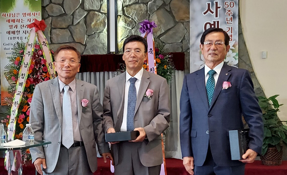 SD한인제일침례교회는 50주년 창립기념예배에서 담임목회자로 섬겼던 박은식 원로목사와 조다윗 목사를 초청하고 이들에게 감사패를 증정했다. 사진 왼쪽부터 이필성 담임목사, 조다윗 목사, 박은식 원로목사. [이필성 목사 제공]