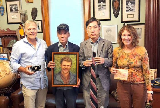 서해상에서 북한군에 피살된 이대준 씨의 형인 이래진 씨(왼쪽 두 번째)와 국민의힘 하태경 의원(왼쪽 세 번째)은 17일 북한에서 억류됐다가 사망한 미국인 대학생 오토 웜비어 부모의 신시내티주 집을 방문해 함께 사법 절차를 활용해 북한에 인권침해의 책임을 묻기로 하는 등 협력하기로 했다. [하태경 의원 페이스북 캡처]