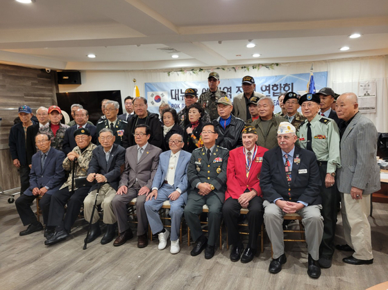 뉴욕 일원 한국과 미국 예비역 단체들은 1일 대한민국 국군의 날을 맞아 산수갑산2 식당에서 뉴욕장교연합회(회장 이광남.이동형) 주최로 제74주년 국군의 날 축하행사를 개최했다. 이날 행사에는 예비역 단체 주요 인사들과 함께 한국전쟁에 참전했던 미군 예비역 노병과 애국동포 여성 등 60여 명이 참석했다. [뉴욕장교연합회]