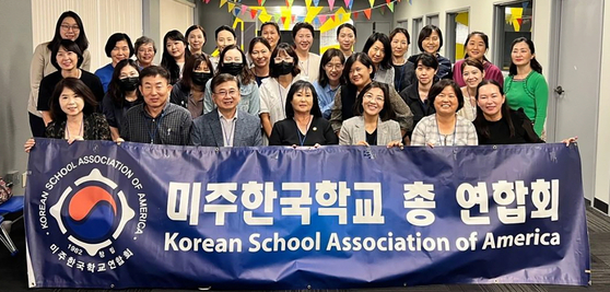 샌디에이고-테미큘라 지역 한글학교 교사를 위한 세미나 참석자들이 기념촬영을 하고 있다. [새소망 한국학교 제공]