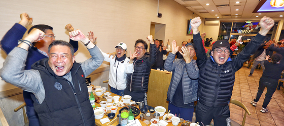  월드컵 H조 가나와의 2차전이 열린 28일 새벽 LA한인타운 해마루 식당을 찾은 한인 축구 팬들이 후반전 조규성 선수의 동점 골이 터지자 환호하고 있다. 김상진 기자