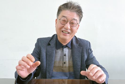 남가주한인세탁협회 김윤동 회장이 향후 운영 계획과 내년 시장 전망에 관해 설명하고 있다.