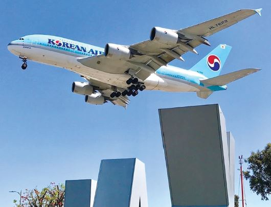 LA 국제공항에 착륙하고 있는 대한항공 A380. [대한항공 페이스북 캡처]