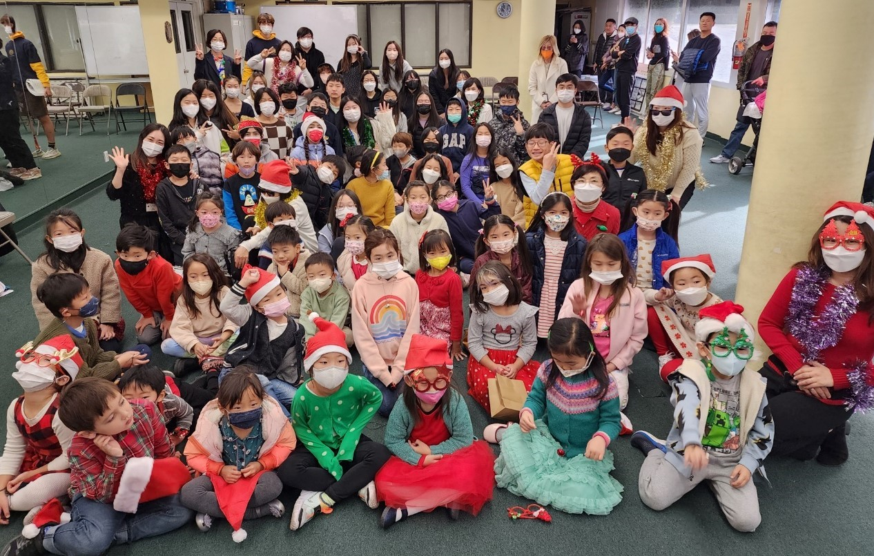 남가주한국학원 산하 윌셔한국학교(교장 정미향)는 지난 17일 학교 강당에서 학습 발표회 및 학생회 임원 임명장 수여식을 열었다. 이날 학생들은 ‘애국가와 징글벨 합창, 발레 및 기타 공연’을 학부모들 앞에서 선보였다. 또한 윌셔학생회 회장에 황칭송, 부회장 박현·한기원, 총무 노태양, 회계 이예원 등에게 임명장을 수여했다. 윌셔한국학교 학생들이 학예회를 마치고 활짝 웃고 있다. [윌셔한국학교 제공] 