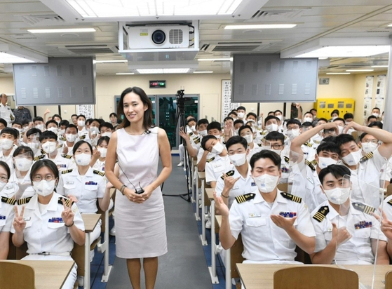 한국 해군 생도들과 함께한 이진영 감독(가운데). [이진영 감독 제공]