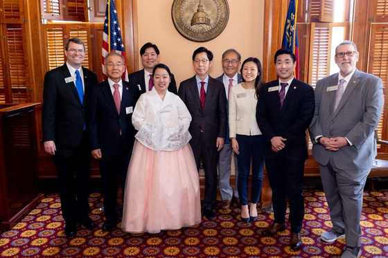 박윤주 총영사, 한인사회 인사들, 주 하원의원들이 한인의 날 결의안이 주 하원에서 채택된 것을 기념해 주 하원 의사당에서 사진을 찍었다. [주애틀랜타 총영사관 제공]