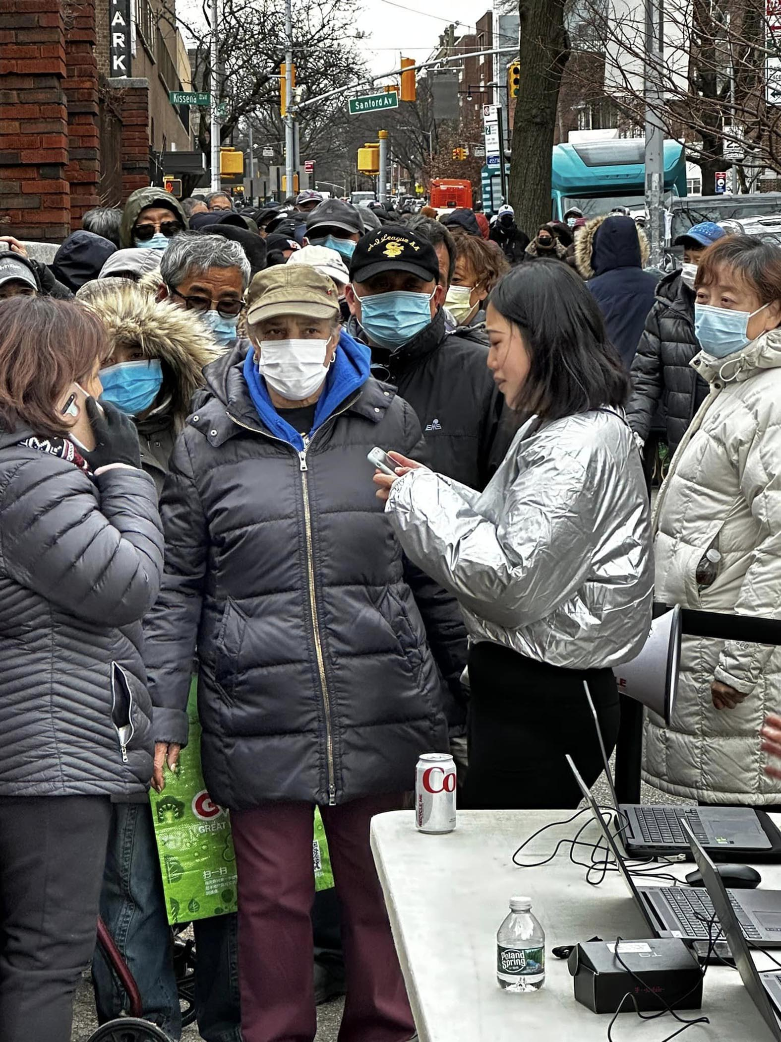 민권센터가 타 커뮤니티 단체들과 함께 ‘플러싱식량지원협의회’를 구성하고 식료품 지원 활동을 이어가고 있다. 매주 목요일 낮 12시 플러싱 자유 유대교당(136-23 Sanford Ave.)에서 진행된다. 민권센터는 “지난해보다 더 많은 분들이 찾아오고 있어 자원봉사자와 재정 지원이 절실히 필요하다”며 봉사자 모집과 후원 모금을 이어가고 있다. 문의 917-488-0325. [민권센터]