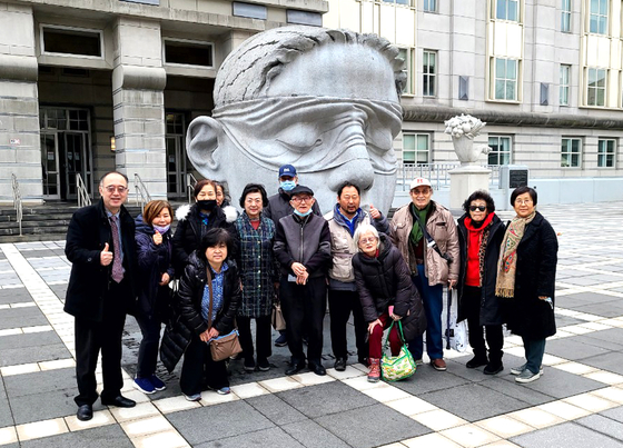 9일 뉴왁법원에서 열린 엘리스 주 박사 1심 선고 공판에는 팰팍한인회 오대석 회장(왼쪽) 등 한인사회 단체 관계자와 시니어아파트 주민 등 100여 명이 참석했다. [사진 팰팍한인회]