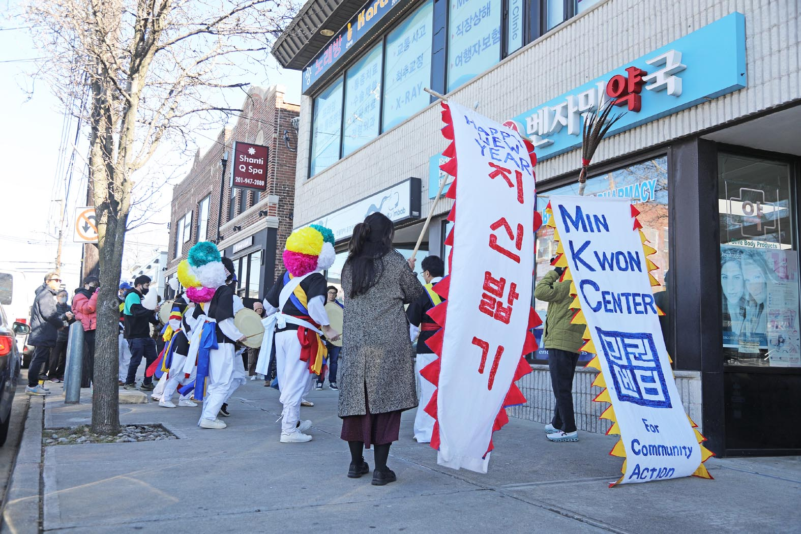 민권센터와 뉴욕한인문화패 ‘비나리’가 11일 뉴저지주 팰리세이즈파크 브로드애비뉴서 올 한 해 한인사회에 만복이 깃들기를 기원하는 전통놀이 지신밟기 행사를 가졌다. ‘비나리’와 ‘누리’가 함께하고 국악인 봉 박씨가 이끄는 풍물패는 20여 브로드 애비뉴 한인 업소들을 돌며 길놀이를 펼치고, 올 한 해 복을 가득 쓸어 담으라는 뜻으로 한국에서 주문해온 ‘복조리’를 선물했다. [민권센터] 