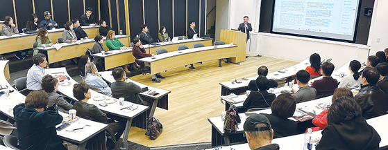 남가주한인부동산협회가 주최한 세미나에 100여명이 참석한 가운데 마크 홍 코러스 부동산 대표가 상업용 부동산에 대한 전망을 설명하고 있다. 김상진 기자