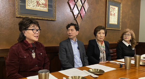 메시아추진위원회가 기자회견을 하고 있다. (왼쪽부터) 김정자 고문, 윤석삼 지휘자, 김경자 위원장, 마가렛 김 총무. 