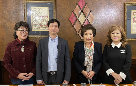 메시아추진위원회. (왼쪽부터) 김정자 고문, 윤석삼 지휘자, 김경자 위원장, 마가렛 김 총무. 