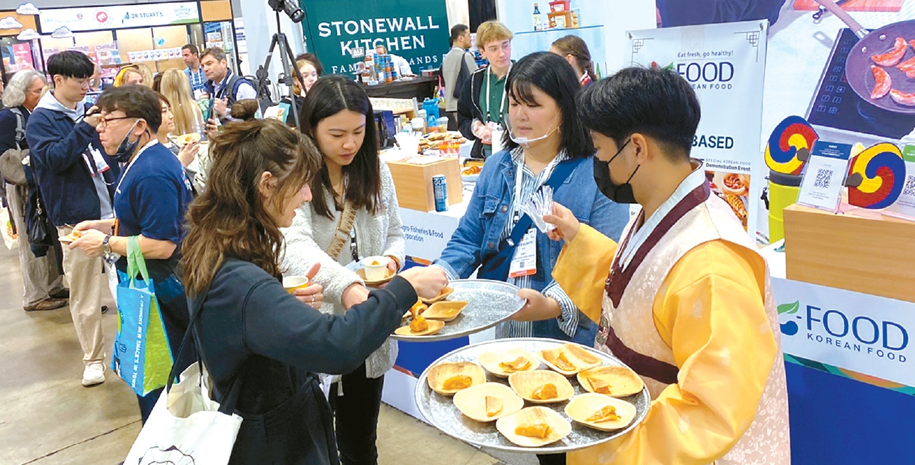 한국농림축산식품부(장관 정황근)와 aT 한국농수산식품유통공사(aT·사장 김춘진) LA지사가 지난 9일부터 11일까지 오렌지카운티의 애너하임 컨벤션센터에서 열린 세계 최대 자연·건강제품 전문 박람회인 ‘2023 내추럴 프로덕트 엑스포 웨스트(Natural Products Expo West·NPEW 2023)’에 참가했다. 올해 한국 업체 29곳이 참가한 가운데 aT가 마련한 홍보관 및 한국관을 찾은 바이어들이 한국 음식을 시식하고 있다.  [aT 제공]