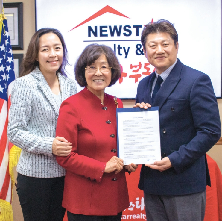 뉴스타부동산(대표 제니 남)이 텍사스주 댈러스 지사 영업을 시작했다. 텍사스 뉴스타부동산은 이 지역 업계 베테랑인 신동헌 대표가 이끌게 됐다. 그는 텍사스 라이선스 브로커로 전국 20위 안에 랭크된 부티크 커머셜 브로커 헨리 밀러 브로커리지 수석 부사장을 역임한 바 있다. 신 대표는 서부지역에서 텍사스로 이주하는 한인들에게 맞춤형 주택, 비즈니스, 상업용 건물 구매를 원스탑으로 도울 것이라고 포부를 밝혔다. 왼쪽부터 류지연 텍사스 뉴스타 사장, 제니 남 뉴스타부동산그룹 회장, 신동헌 텍사스 뉴스타 대표.  [뉴스타부동산 제공]