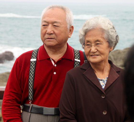 코리아데일리닷컴 이용자 10명 가운데 4명은 '부모 부양 책임은 자녀에게 있다″고 생각하는 것으로 조사됐다. [픽사베이]