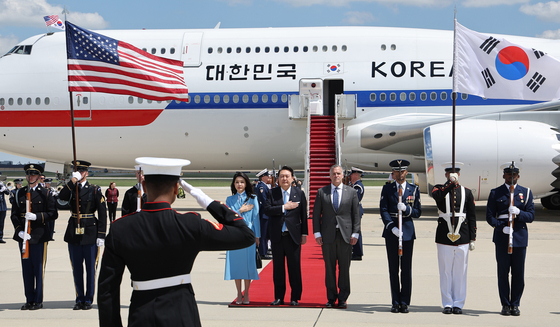 미국을 국빈 방문하는 윤석열 대통령과 김건희 여사가 24일 오후 워싱턴DC 인근 앤드루스 공군기지에 대통령 전용기인 공군 1호기 편으로 도착, 환영 행사에서 국기에 경례하고 있다. [연합뉴스]