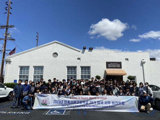 대한인국민회 기념재단(이사장 클라라 원)은 지난 3일 한국 민족사관고등학교 미국 서부지부 탐방팀 80여명이 방문했다고 밝혔다. 탐방팀은 이날 미주 한인 이민사가 전시된 기념관을 돌아보고 미주 한인들의 독립운동사에 대해 배우는 시간을 가졌다. 민족사관고 탐방팀이 국민회관 앞에서 기념촬영을 하고 있다. [대한인국민회 기념재단]