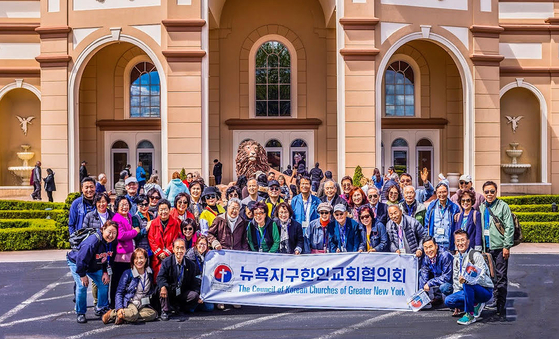 대뉴욕지구한인교회협의회(뉴욕교협)는 지난 3일 원로 성직자 및 증경 회장들을 모시고 랑카스터에 효도관광을 다녀왔다. 참가자들은 교협 임원진.자원 봉사 이사회 회원·감사들과 함께 성극 ‘모세’를 관람하고 ‘아미스 타운’도 관광하는 좋은 시간을 보냈다. [뉴욕교협]