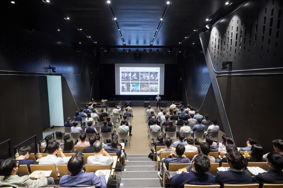 [한화건설이 24일 서울 장교동 한화빌딩에서 임직원들을 대상으로 ‘프리미엄 주거서비스 트렌드 세미나’를 개최했다.]