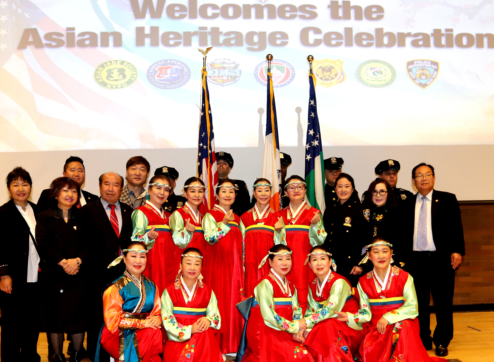 뉴욕시 경찰국(NYPD)는 9일 맨해튼 경찰청에서 아시안경찰 행사(Asian Heritage Celebration)를 열고 한국 등 아시안 6개국 음식와 전통문화 공연을 펼쳤다. 이날 행사에는 박희진 뉴욕한인경찰협회 박희진 회장과 뉴욕경찰자문위원회 유주태 회장, 뉴욕필그림선교무용단 등이 참석했다. [뉴욕한인경찰협회] 