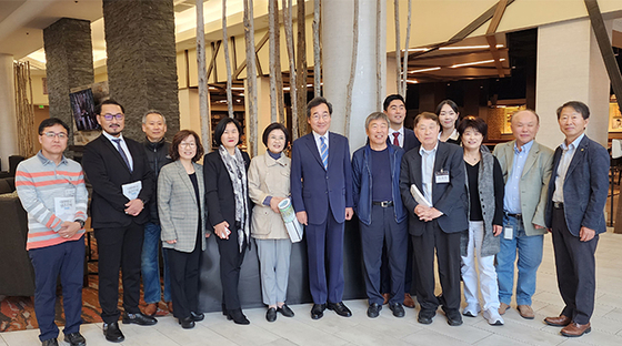 지난 11일 오전 7시 오로라 소재 더블트리 호텔에서 열린 조찬 모임에는 이낙연 전 총리, 김숙희 여사, 정기수 콜로라도 한인회장, 박찬인 한인회 이사장, 김동식 콜로라도 한미 청소년문화재단 이사, 최문기 서울대학교 동문회장, 김선희 이화여대 동문회장, 심광식 ROTC 고문, 이종욱 서울바베큐 사장, 라이언 전 검사, 박슬아 SLA 메디컬 스파 원장, 심증보 CU 덴버 교수, 김상복 CU 볼더 교수, 김현주 중앙일보 겸 주간포커스 대표가 참석했다. 이 전 총리는 최근 출간한 〈대한민국 생존 전략〉에 참석한 인사들의 이름을 일일이 적어 자필 사인과 함께 전달했다. 