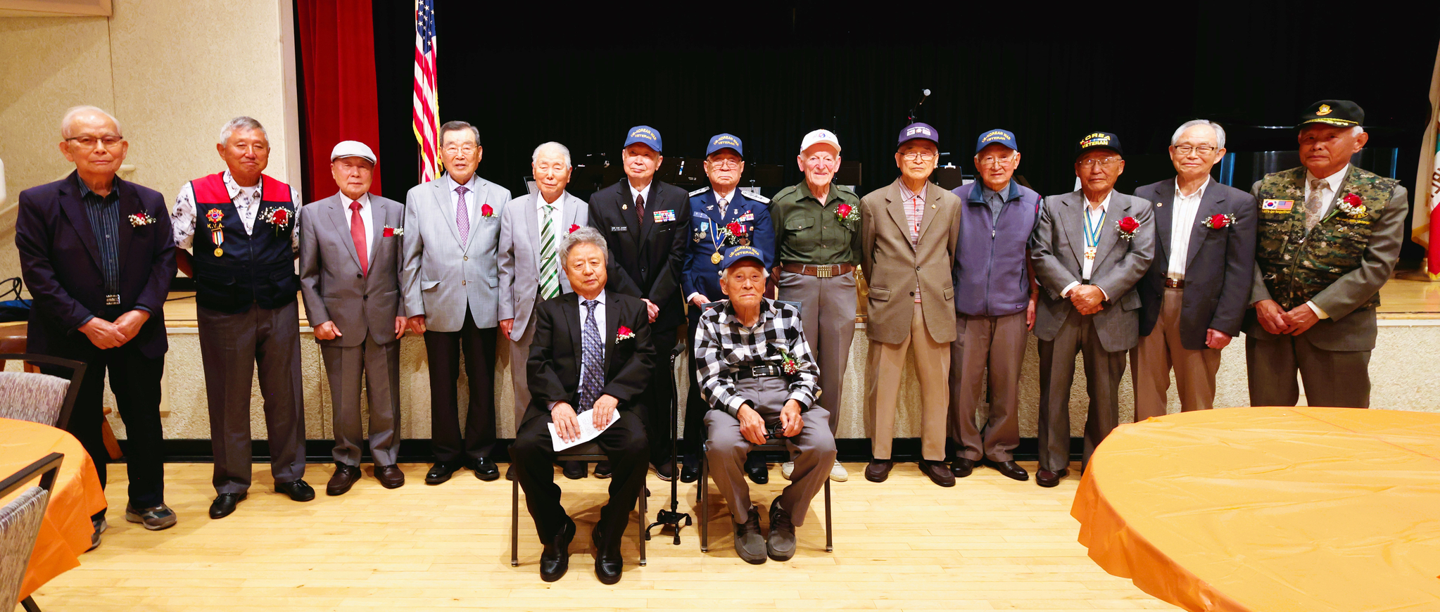 24일 라구나우즈 한인회의 김일홍(앞줄 왼쪽) 회장이 한국전 참전용사 보은 행사 직후 참전용사들과 함께 자리했다. ［각 단체 제공］