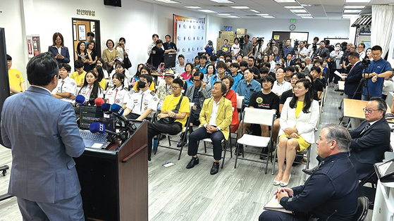 18일 LA한인회관에서 LA카운티 검찰의 존 장 검사가 증오범죄 기소과정에 관해 설명하고 있다. 김상진 기자