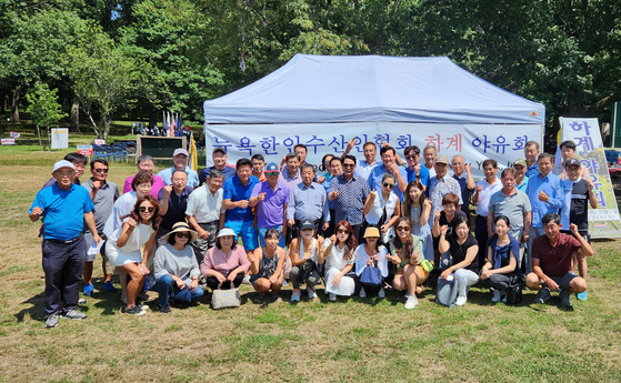 뉴욕한인수산인협회는 23일 베이사이드 앨리폰드파크에서 협회 회원 및 도매상 관계자, 뉴욕한인회 김광석 회장과 임원 등 100여 명이 참석한 가운데 하계 야유회를 성황리에 개최했다. 이날 김광석 회장은 협회 발전을 위해 후원금을 전달했다. [뉴욕한인수산인협회]