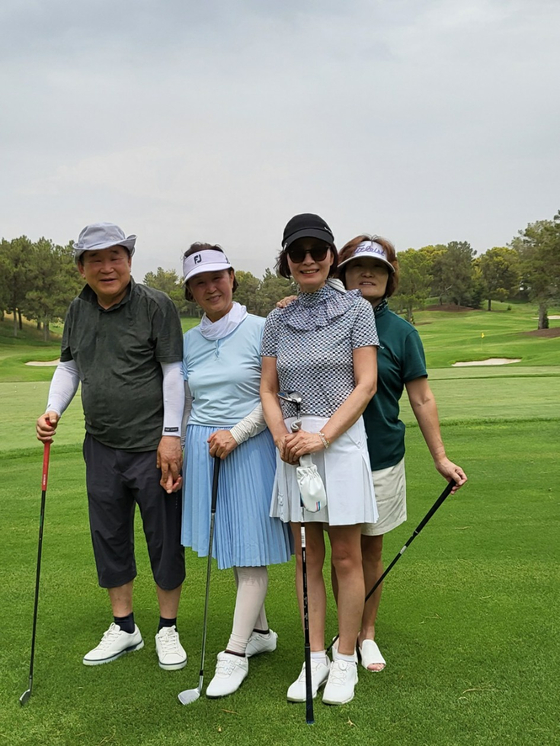 아비애라 골프클럽 3번홀 홀인원을 기록한 뒤 정길영(왼쪽부터) 회장 한기환씨 박옥순씨 양성희씨가 포즈를 취하고 있다. [강창근 회장 제공]